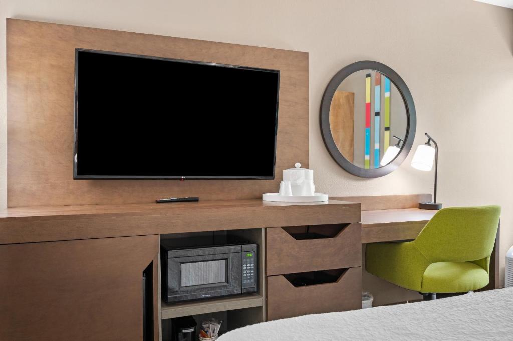 Hampton Inn Cleveland-Westlake - King Kamer Met Magnetron En Koelkast