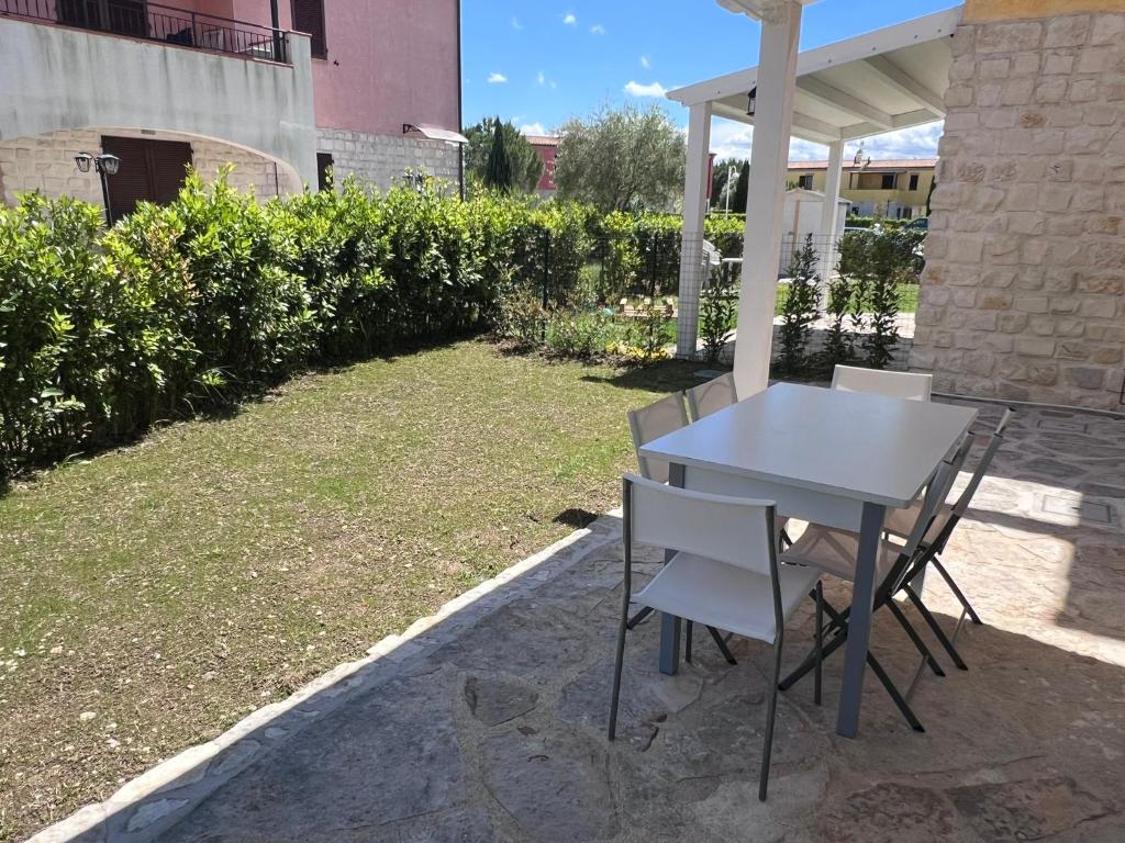 Zahrada ubytování Casa Antia, nuovo bilocale con giardino in Residence con piscina
