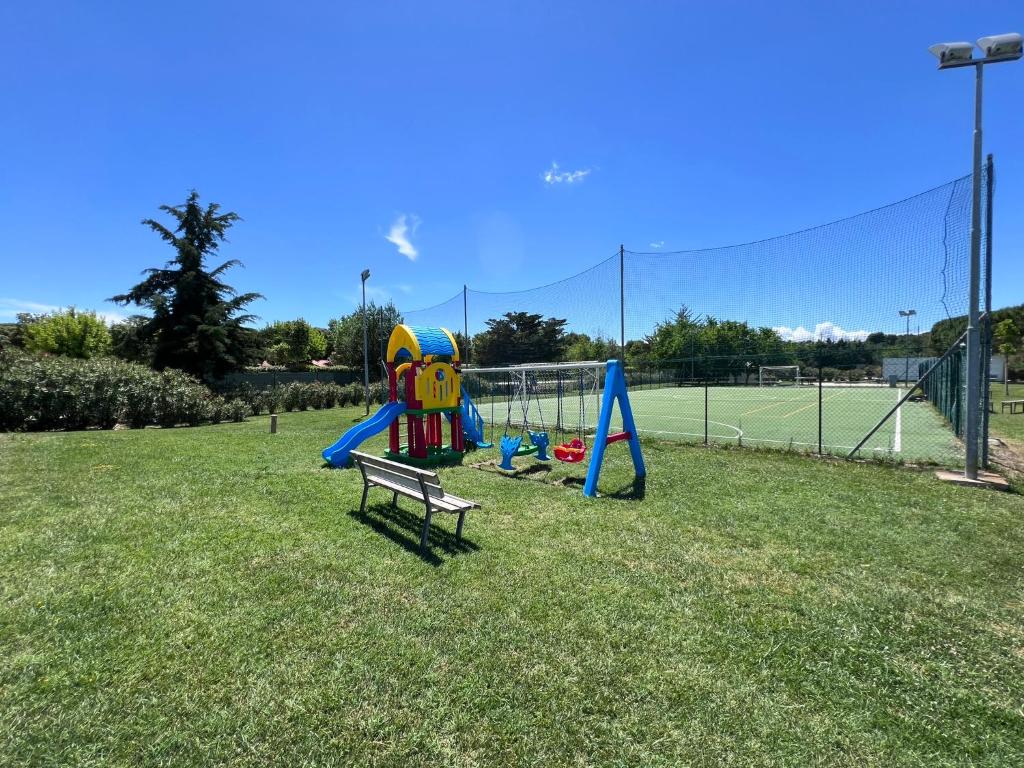 Herní místnost nebo prostor pro děti v ubytování Casa Antia, nuovo bilocale con giardino in Residence con piscina