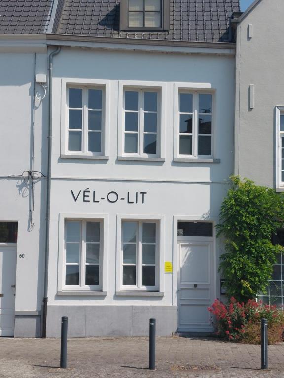 a white building with the words velde lift on it at Vakantiehuis Vélolit in Oudenaarde