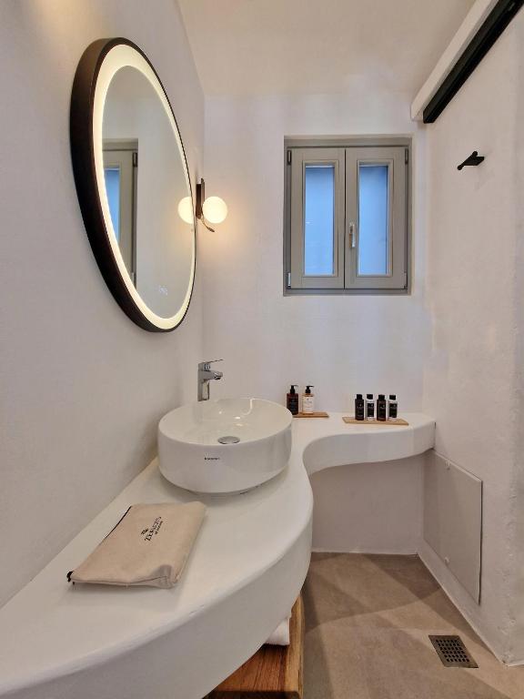 Koupelna v ubytování AGADA Folegandros Suites & Villas