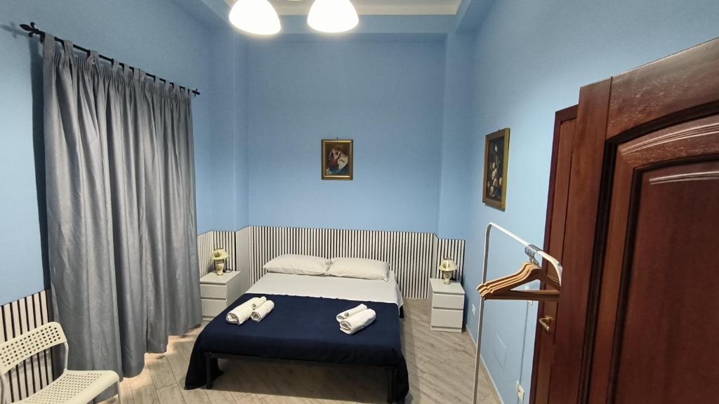 Stanze Azzurre في بيلباسو: غرفة نوم بسرير وجدران زرقاء