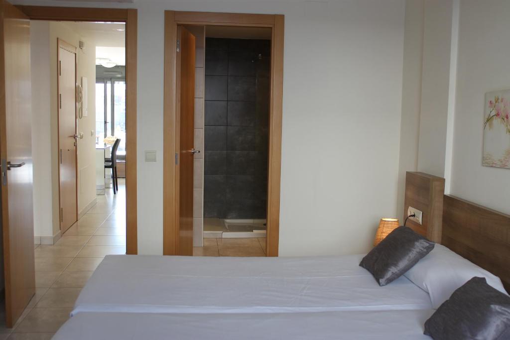 A bed or beds in a room at Agi Riera Ginjolers