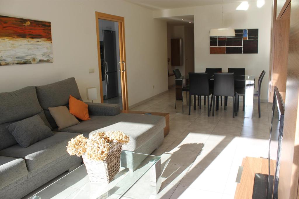 A seating area at Agi Riera Ginjolers