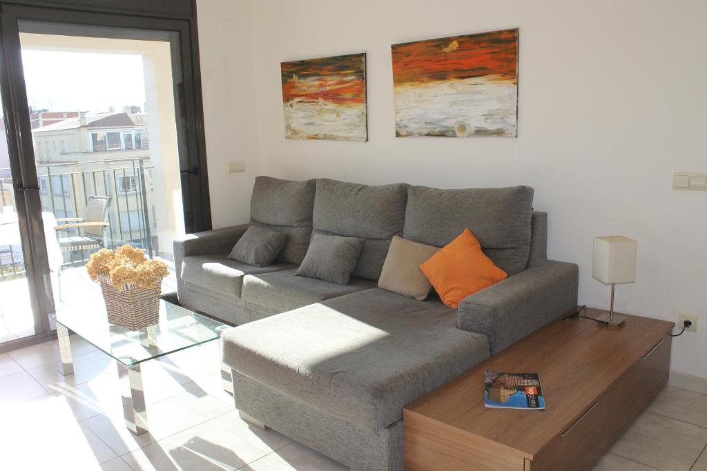 A seating area at Agi Riera Ginjolers