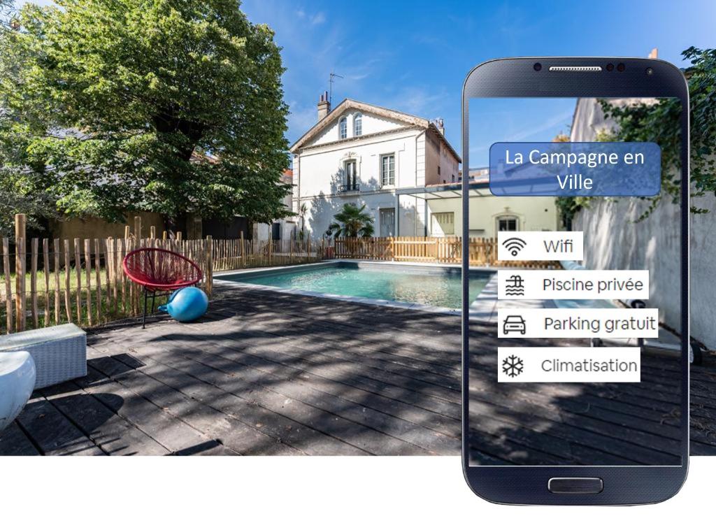un téléphone portable devant une piscine dans l'établissement Maison au cœur de Valence avec parking privé, à Valence
