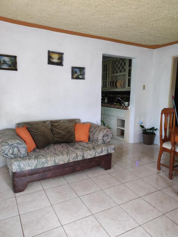 Posezení v ubytování Gables Vacation Rentals with Private Gated Parking Onsite