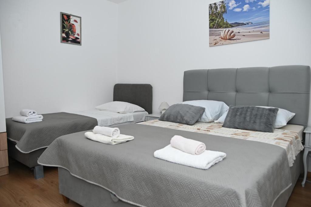 Postel nebo postele na pokoji v ubytování APARTMENTS ANDREA