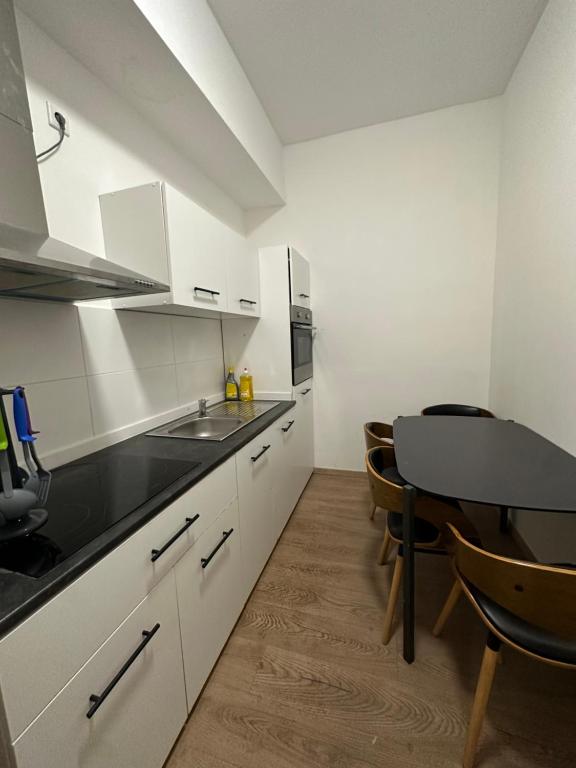 Una cocina o kitchenette en 2Schlafenzimmer 5Betten Montuerwhonung