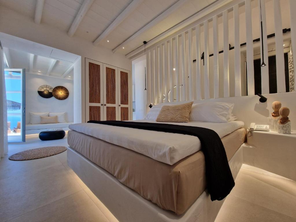 Postel nebo postele na pokoji v ubytování AGADA Folegandros Suites & Villas