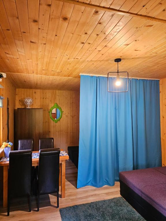 Postel nebo postele na pokoji v ubytování Domki Drewniana Kraina