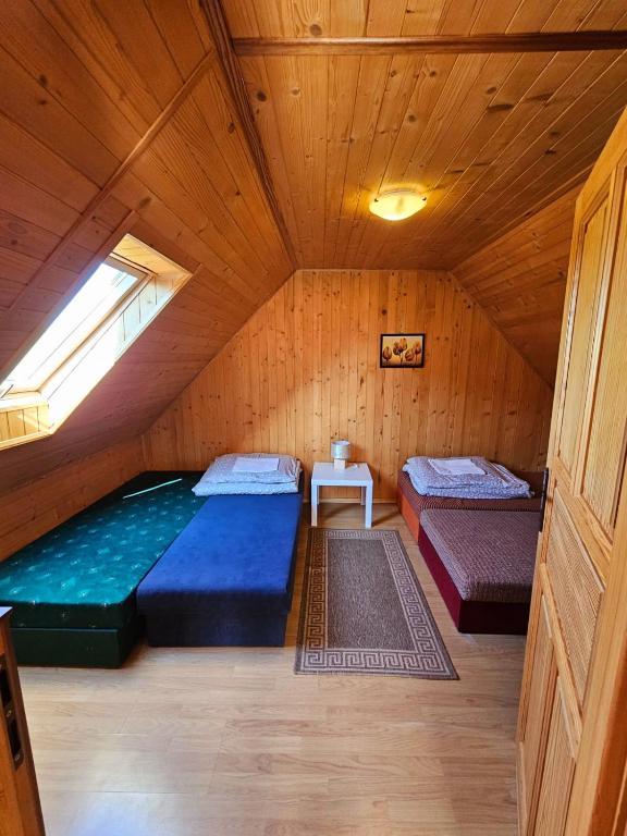 Postel nebo postele na pokoji v ubytování Domki Drewniana Kraina