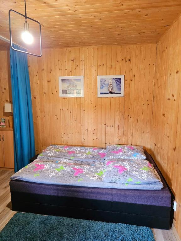 Postel nebo postele na pokoji v ubytování Domki Drewniana Kraina