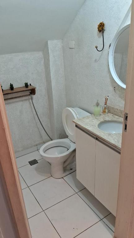ein Badezimmer mit Toilette und Waschbecken in der Unterkunft Casa 14 in Presidente Prudente