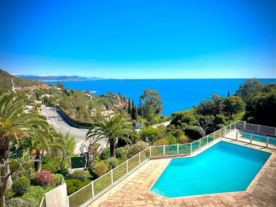une image d'une piscine sur une maison dans l'établissement Vue mer - Refait à neuf - Clim - Parking - 4 personnes, à Théoule-sur-Mer