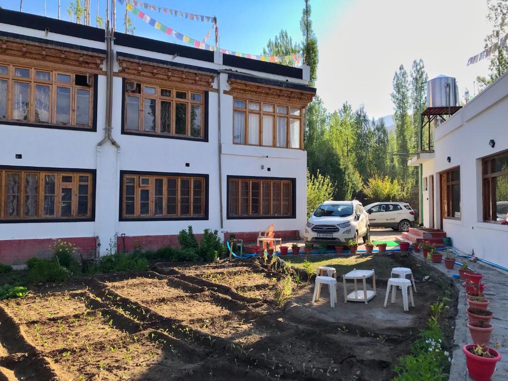 Zahrada ubytování Sponbo Guest House, Leh