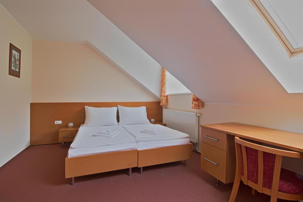 Postel nebo postele na pokoji v ubytování Hotel České Žleby