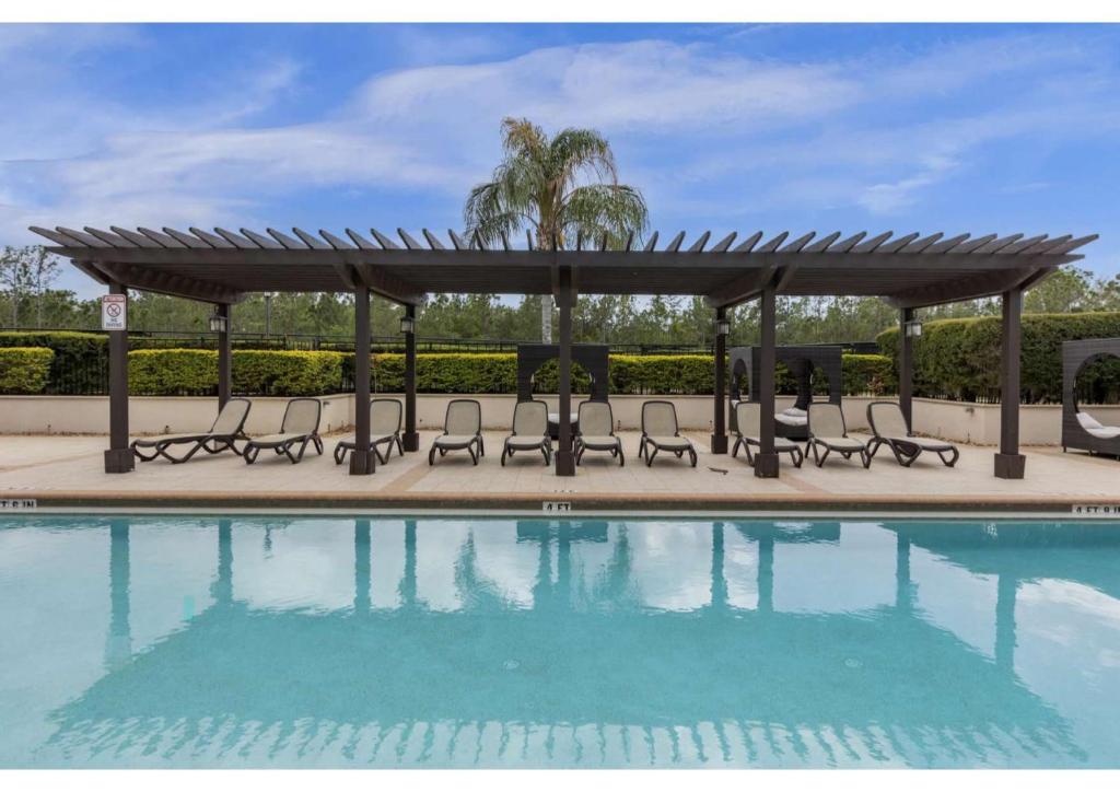 une pergola et des chaises à côté de la piscine dans l'établissement Luxury Townhome - Close to Disney, à Orlando