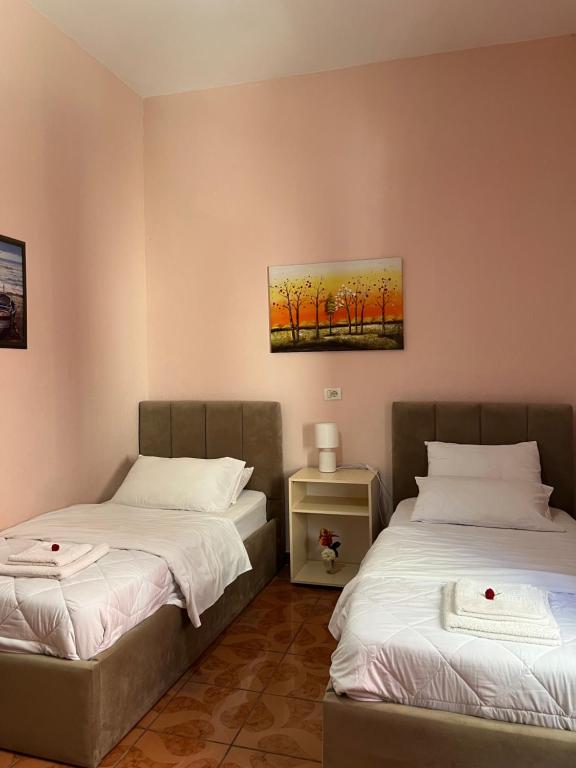 Una cama o camas en una habitación de Vila 3 Rooms