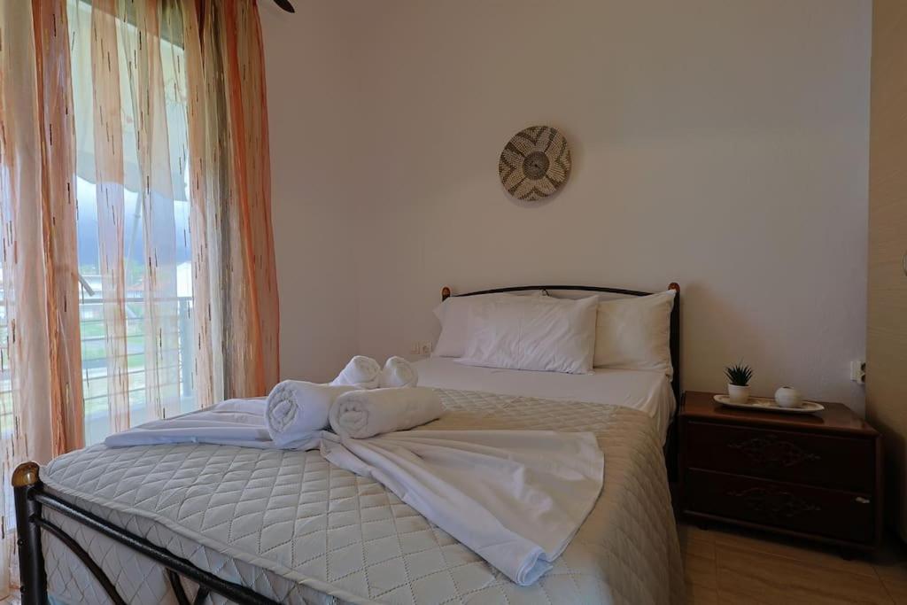 Postel nebo postele na pokoji v ubytování Zeusplace Leptokarya Seaside Apartment