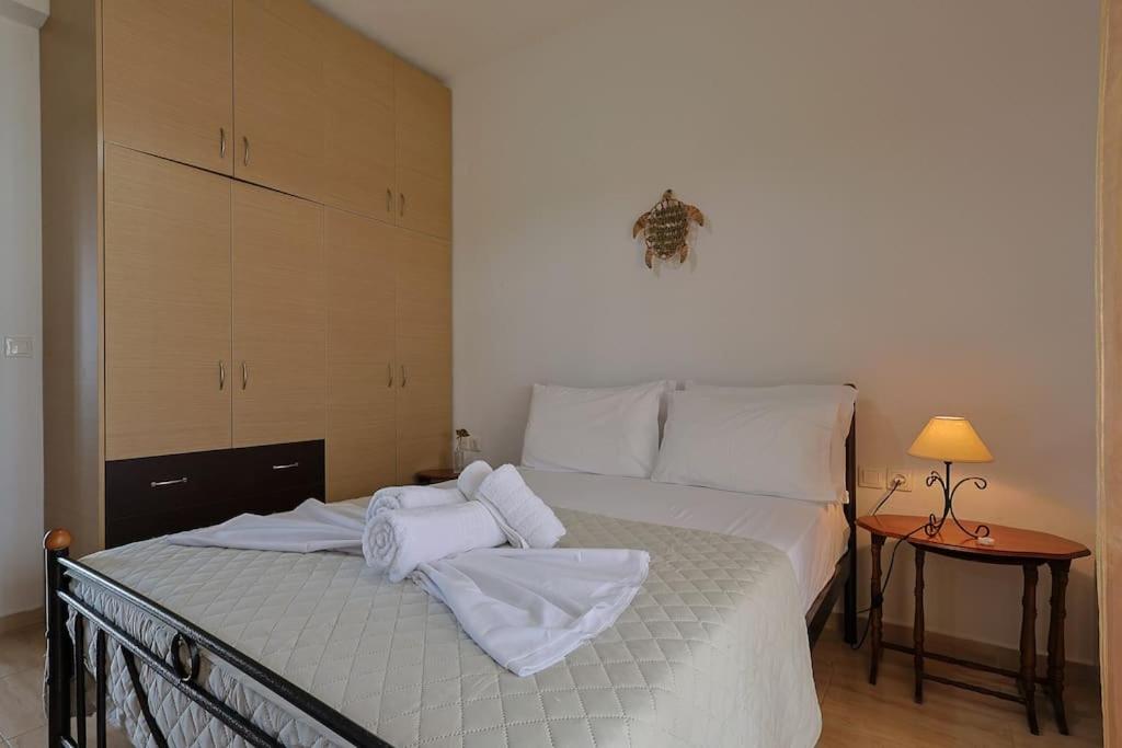 Postel nebo postele na pokoji v ubytování Zeusplace Leptokarya Seaside Apartment
