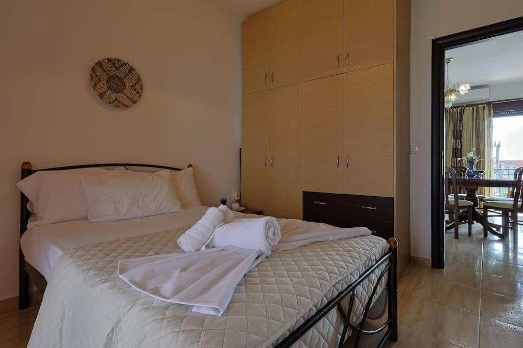 Postel nebo postele na pokoji v ubytování Zeusplace Leptokarya Seaside Apartment