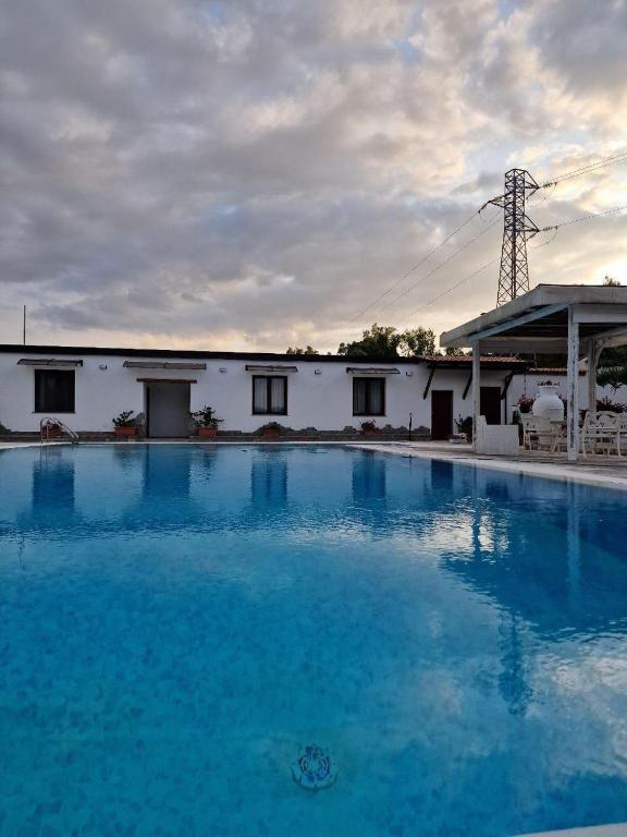 Bazén v ubytování Villa dello Sparviero nebo v jeho okolí