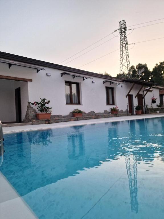 Bazén v ubytování Villa dello Sparviero nebo v jeho okolí