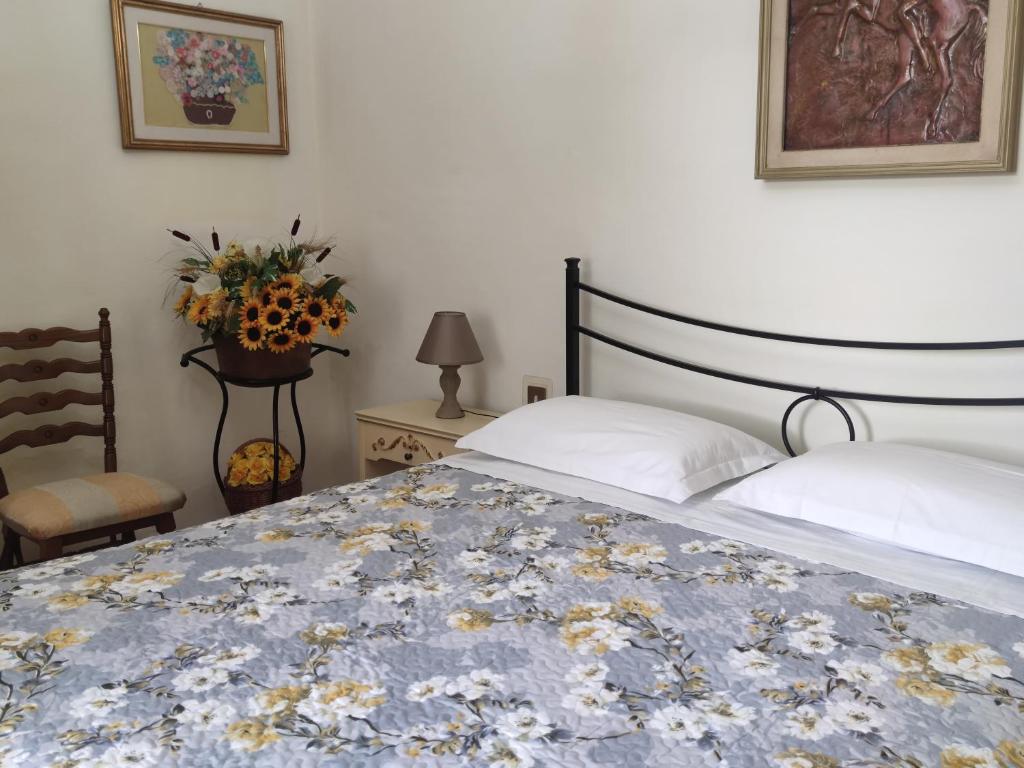 - une chambre dotée d'un lit avec une couverture bleue et blanche dans l'établissement Il Casaletto, à Acquasparta