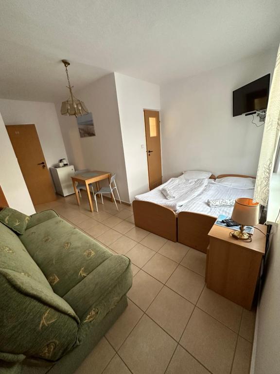 Dom Gościnny Maja - Pokoje - Habitación Cuádruple Con Baño Privado