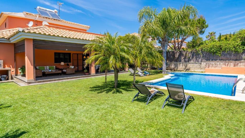 Bazén v ubytovaní Villa Italia Conil de la Frontera by Ruralidays alebo v jeho blízkosti