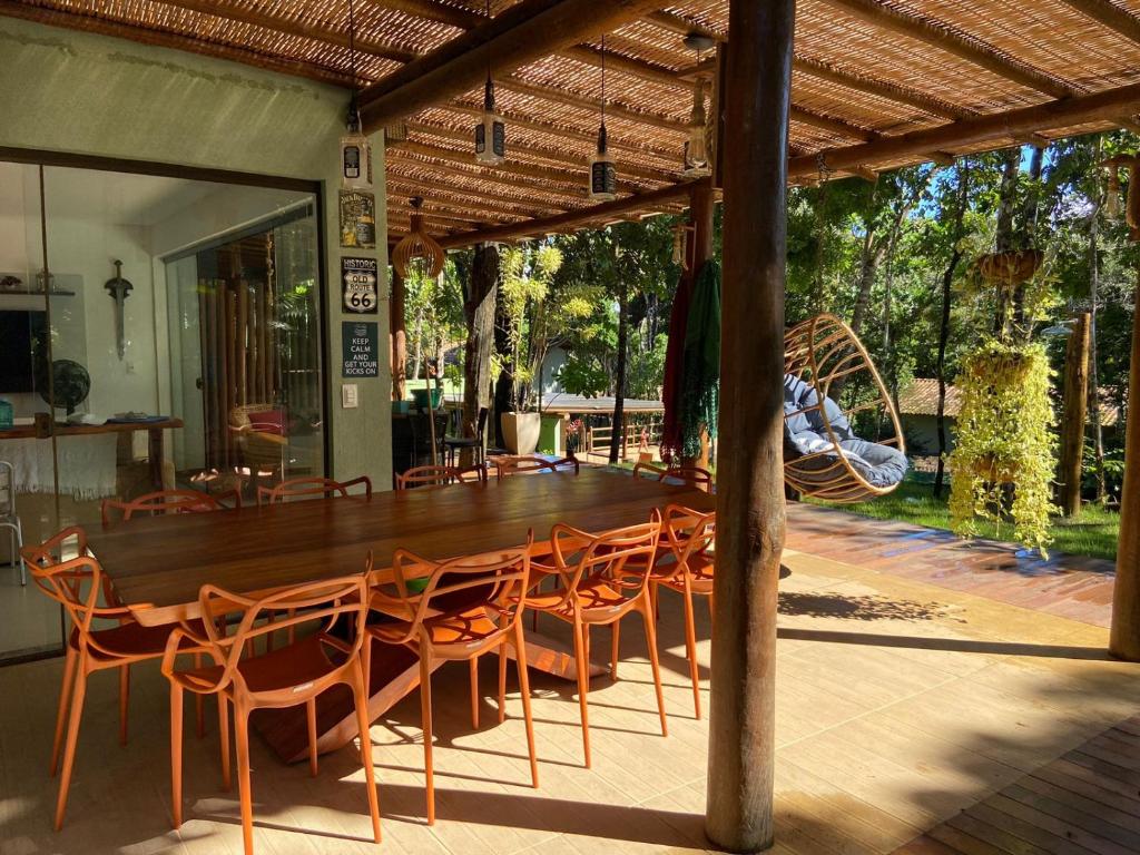 einen Holztisch und Stühle auf einer Terrasse in der Unterkunft CASA PRAIA DO FORTE in Mata de Sao Joao