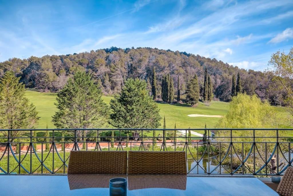 d'un balcon avec un banc et une vue sur la montagne. dans l'établissement 5 Stars Apartment with Golf and Pool in Valbonne, à Valbonne