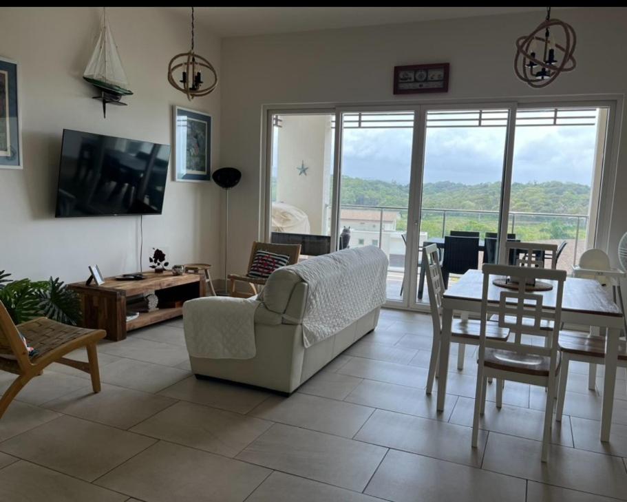 TV a/nebo společenská místnost v ubytování Alquiler vacacional Apartamento en Playa Escondida Resort & Marina En el mar Caribe