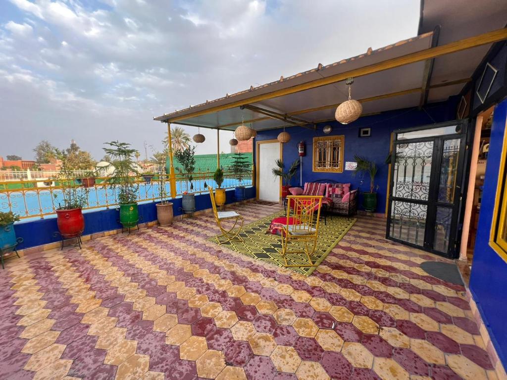 uma casa com um pátio com vista para a água em Riad dar sahrawi em Marrakech