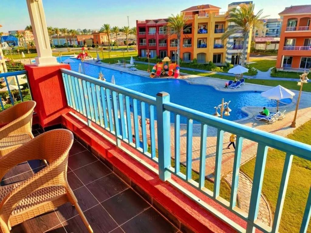 Bazén v ubytování PORTO MATROUH Beach resort families only nebo v jeho okolí