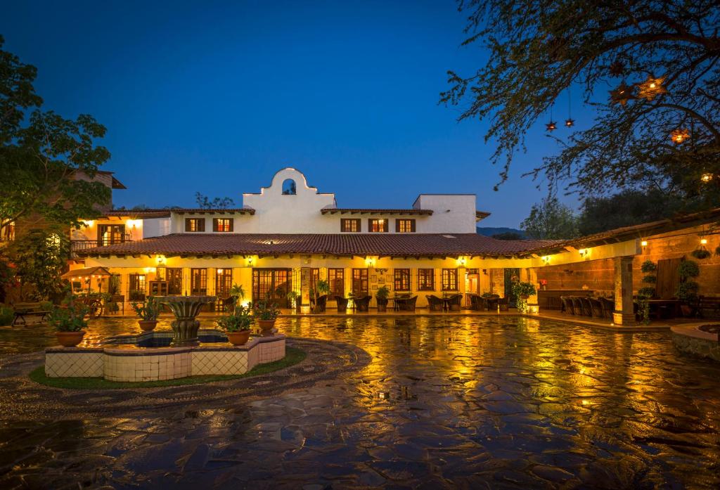 Bazén v ubytování Hacienda La Moreda Hotel Boutique & Spa nebo v jeho okolí