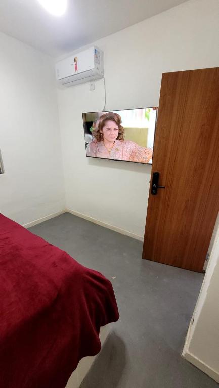 a picture of a woman in a mirror in a room at Pousada Gaturama Village in Corumbá