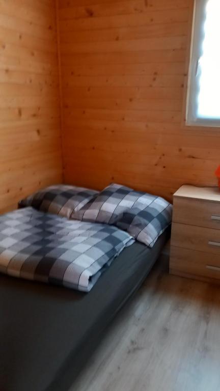 Postel nebo postele na pokoji v ubytování Domki Heno na Wichrowym Wzgórzu