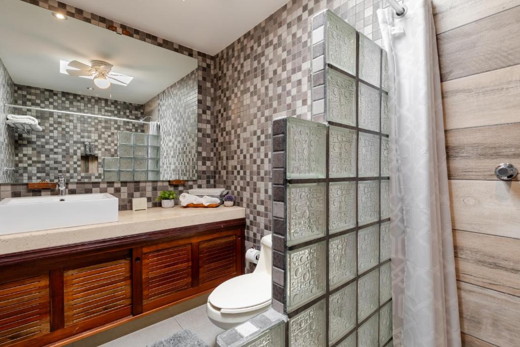 Un baño de Casa Seven Ocean Front with Private C hef Included