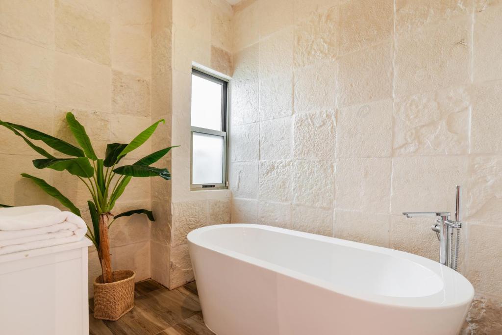 Un baño de Casa Seven Ocean Front with Private C hef Included
