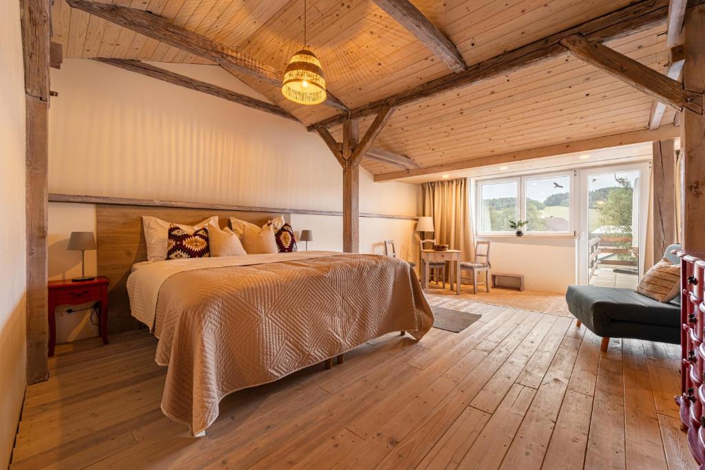 ČíměřにあるPenzion Na Hosticiの木製の天井が特徴のベッドルーム1室(大型ベッド1台付)