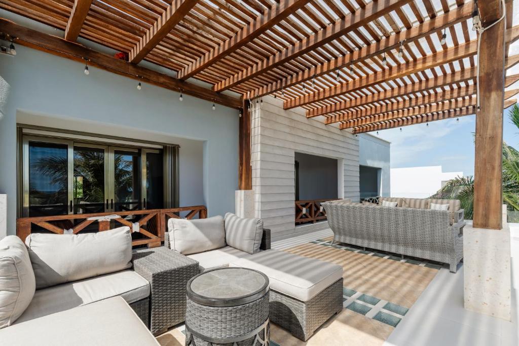 Un lugar para sentarse en Casa Seven Ocean Front with Private C hef Included