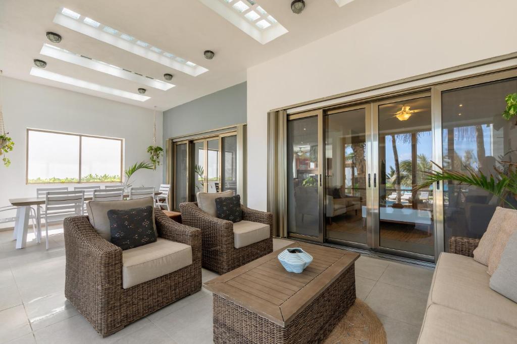 Un lugar para sentarse en Casa Seven Ocean Front with Private C hef Included