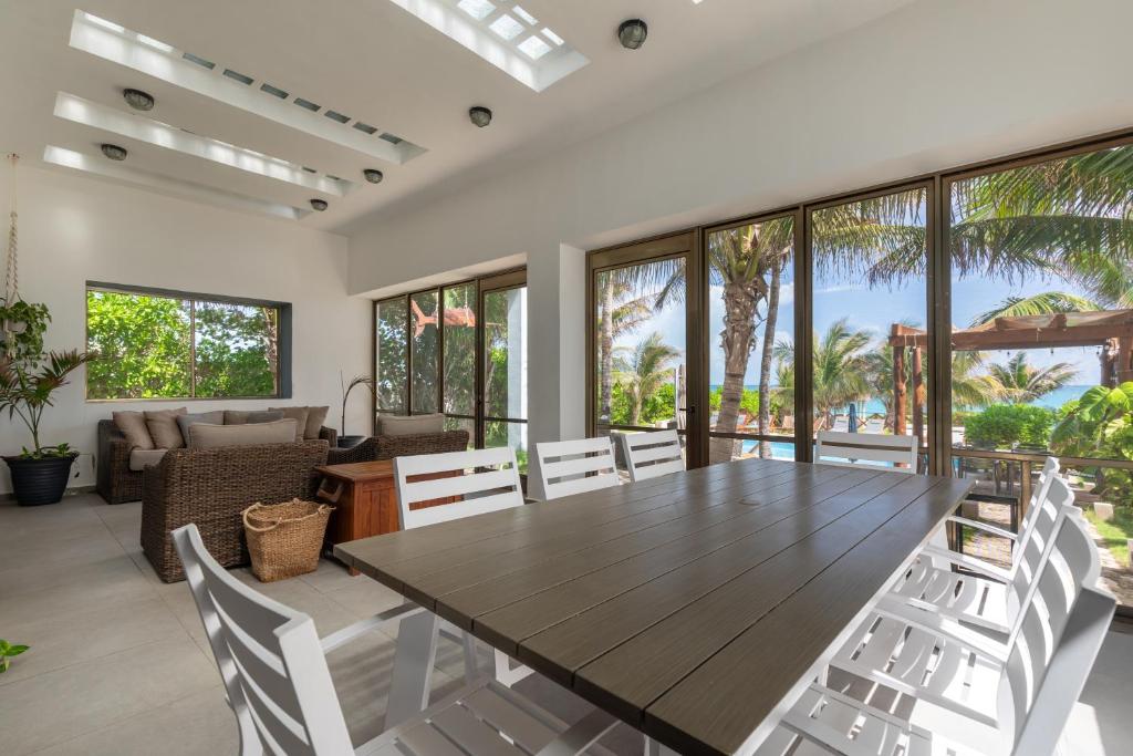 Un balcón o terraza en Casa Seven Ocean Front with Private C hef Included