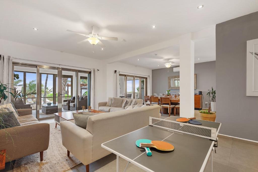Un lugar para sentarse en Casa Seven Ocean Front with Private C hef Included
