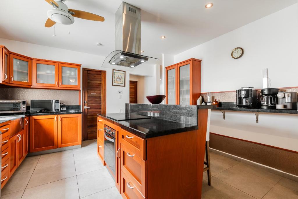 Una cocina o cocineta en Casa Seven Ocean Front with Private C hef Included