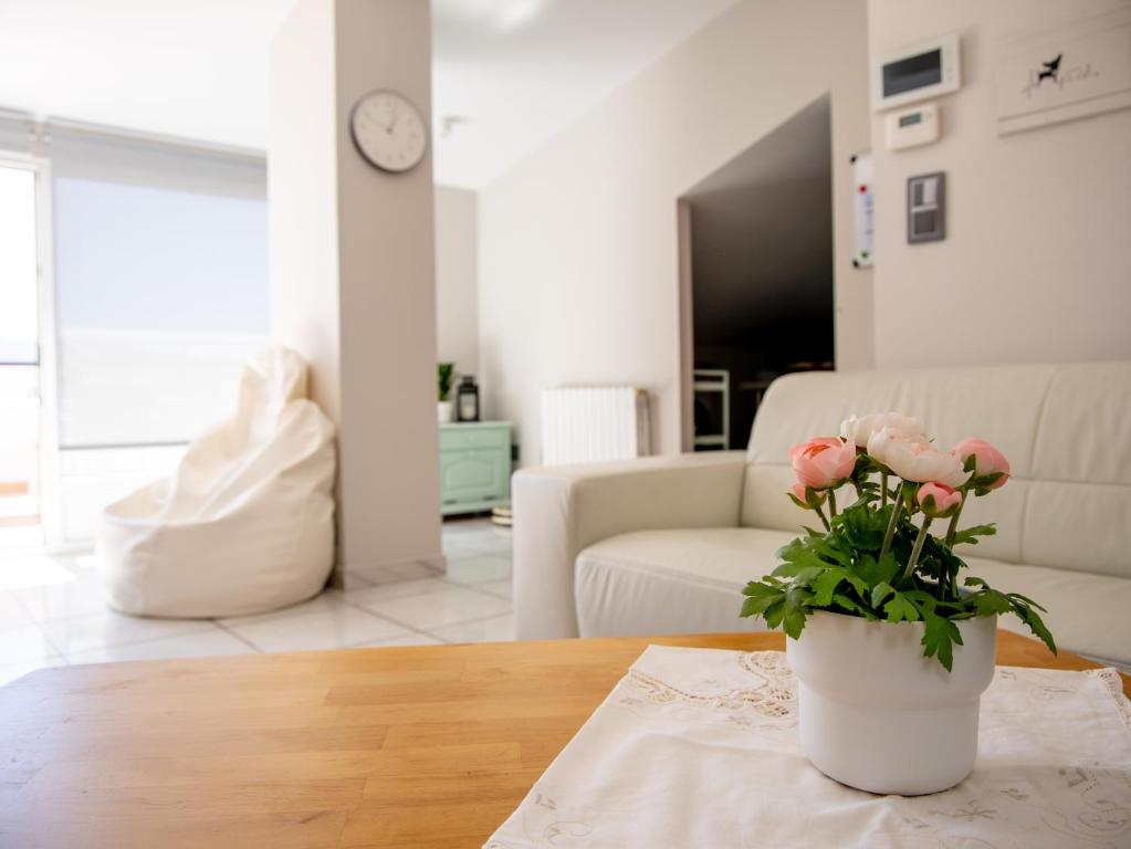 een woonkamer met een vaas met bloemen op een tafel bij Pontevedra- A Caeira in Pontevedra