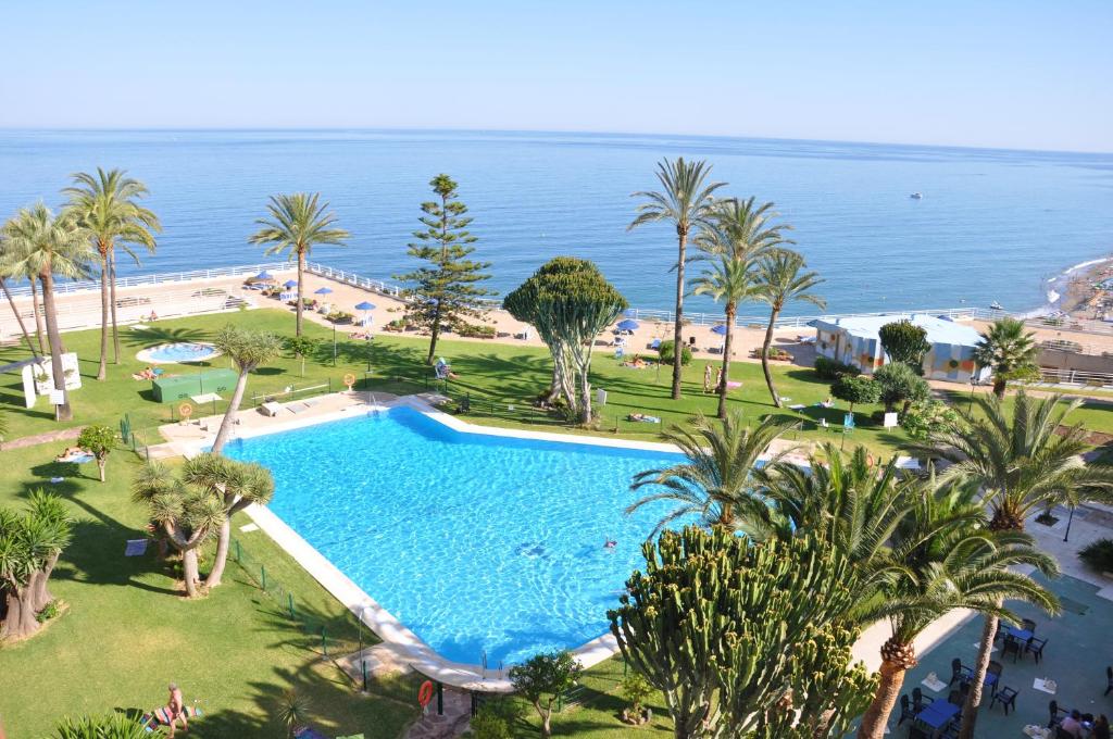 an overhead view of a swimming pool and the ocean at Studio Vue Mer in Torremolinos