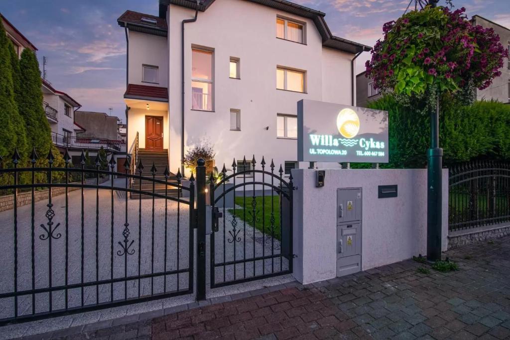 Willa Cykas في ياستراوبيا جورا: حاجز أسود أمام البيت الأبيض